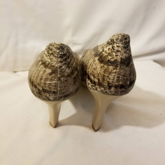 Snake print BCBG Pumps - Picture 3 of 4